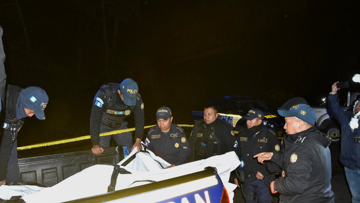 Autobus cae de un barranco y deja 15 muertos en Guatemala