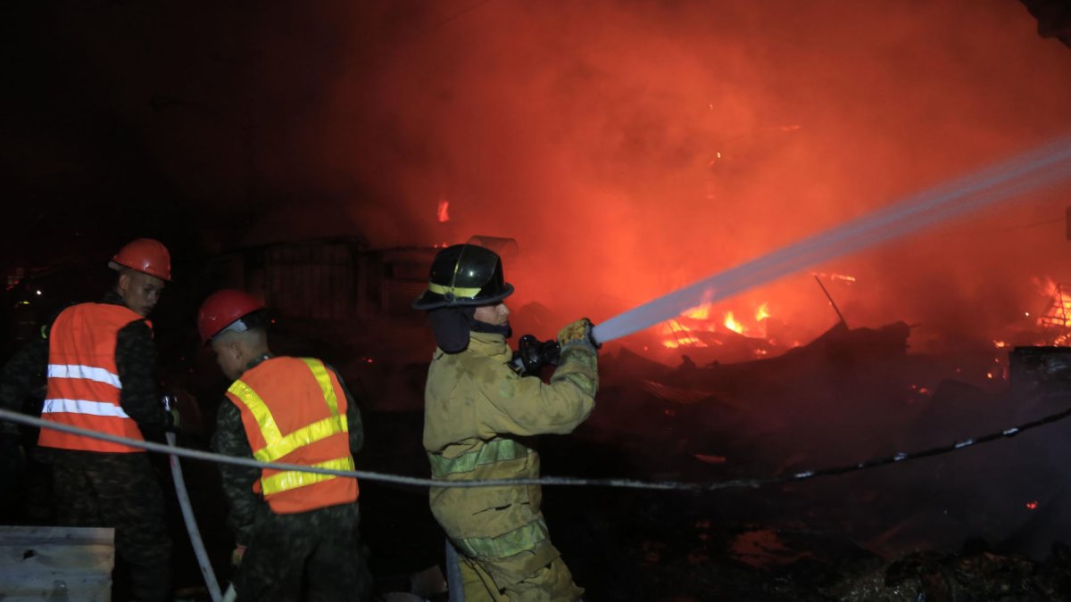 Feroz incendio consume decenas de tiendas en Honduras